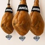 Descifrando las Etiquetas del Jamón Ibérico: Guía para Elegir el Mejor Embutido en tu Tabla de Quesos Descifrando las Etiquetas del Jamón Ibérico: Guía para Elegir el Mejor Embutido en tu Tabla de Quesos